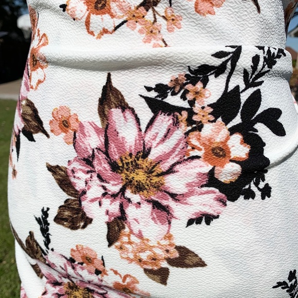 RUE 21 Great Condition Stretchy Floral Dress S - Picture 3 of 3